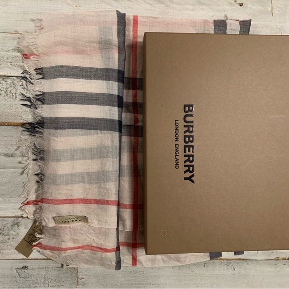 Burberry check wool silk scarf - Picture 5 of 7